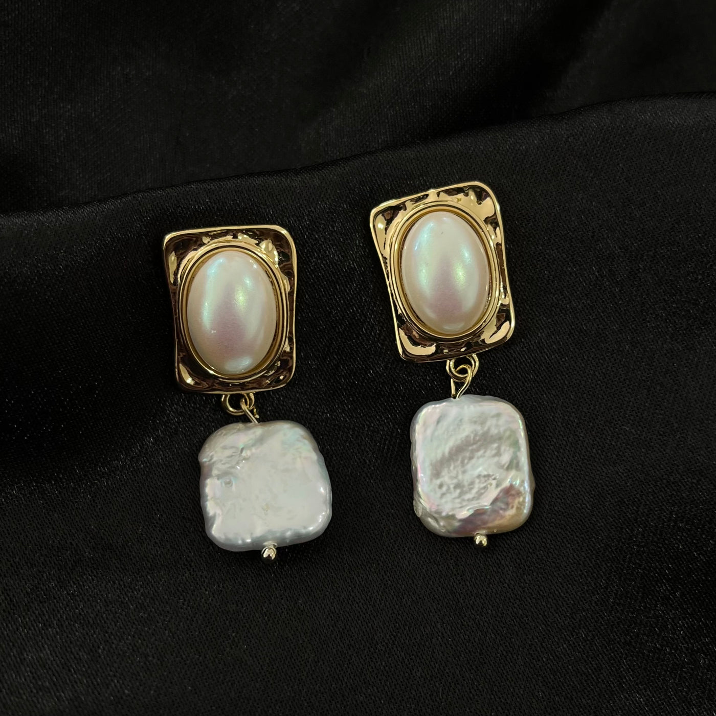 Aretes Livia con perla de río cuadrada colgante y perla ovalada en oro laminado de 18 K.