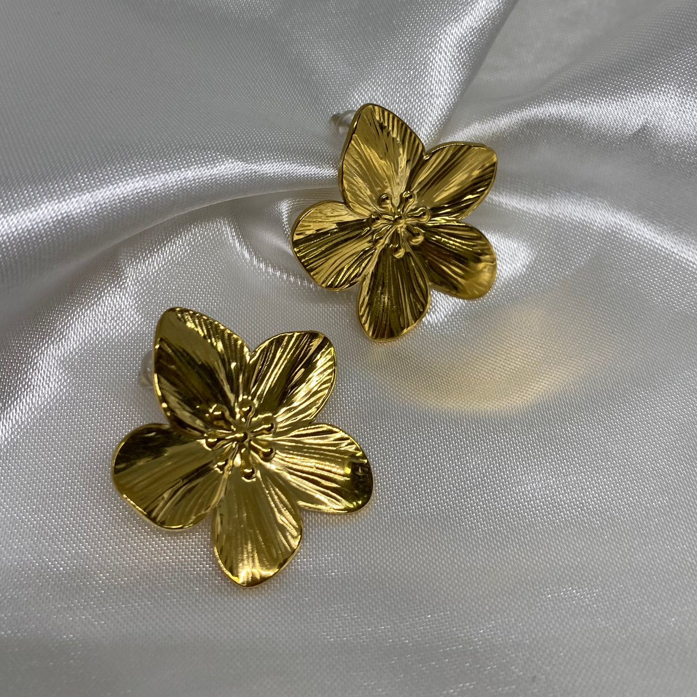 Aretes Marjorie en forma de flor de acero inoxidable con baño de oro de 18 K.