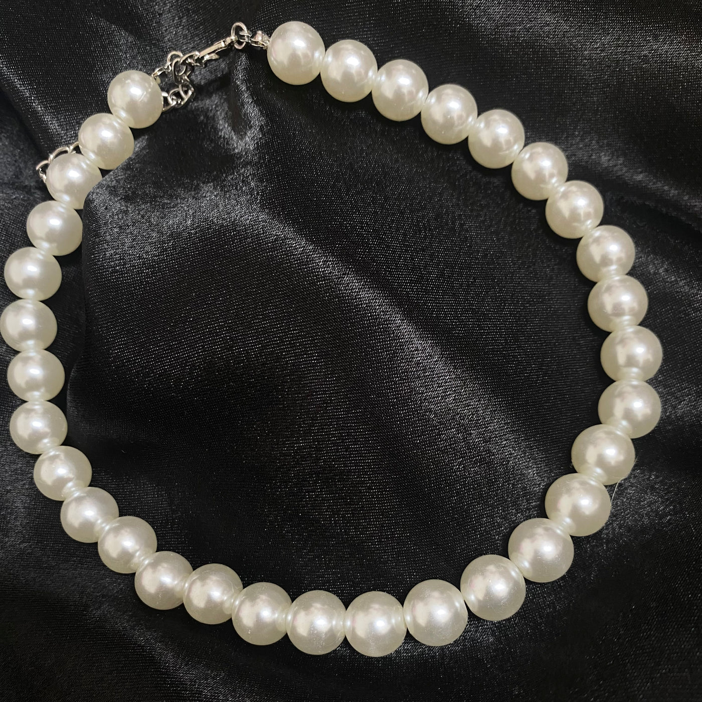 Collar Elina de perlas sintéticas en acero inoxidable.