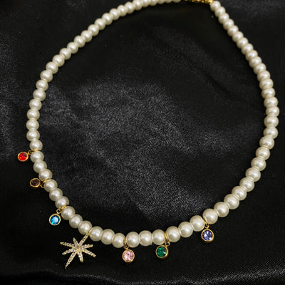 Collar Anna de perlas sintéticas con decoraciones de acero inoxidable