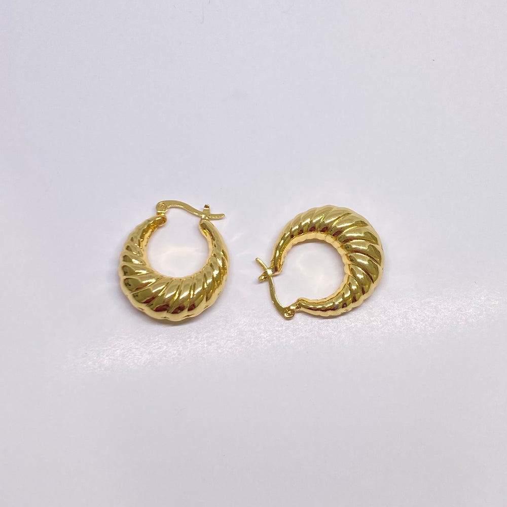Arracadas Ingrid acanaladas tipo croissant de chapa de oro 18K - AMATINA Joyería