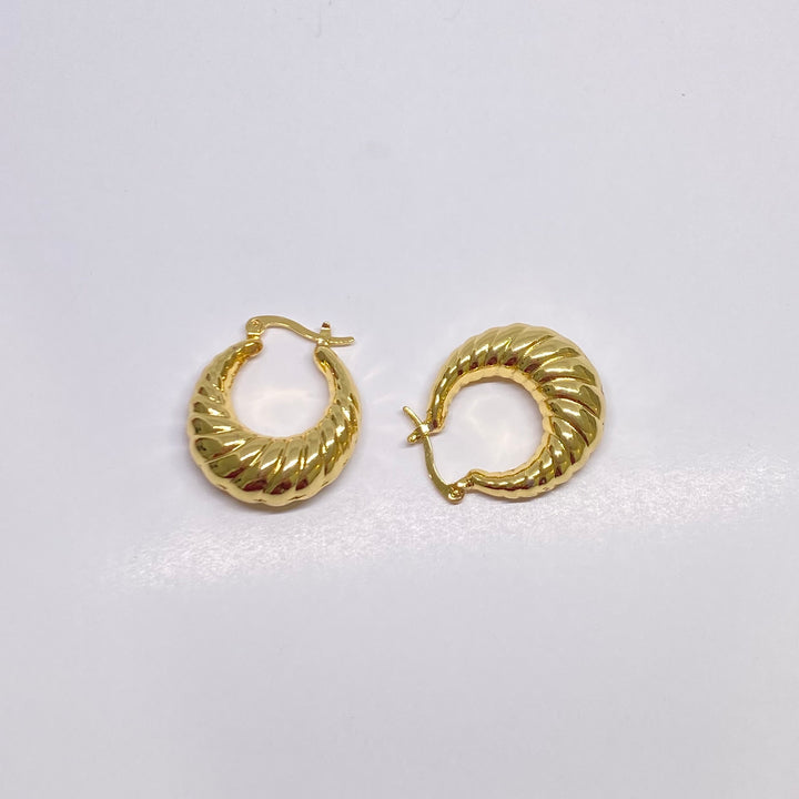 Arracadas Ingrid acanaladas tipo croissant de chapa de oro 18K - AMATINA Joyería