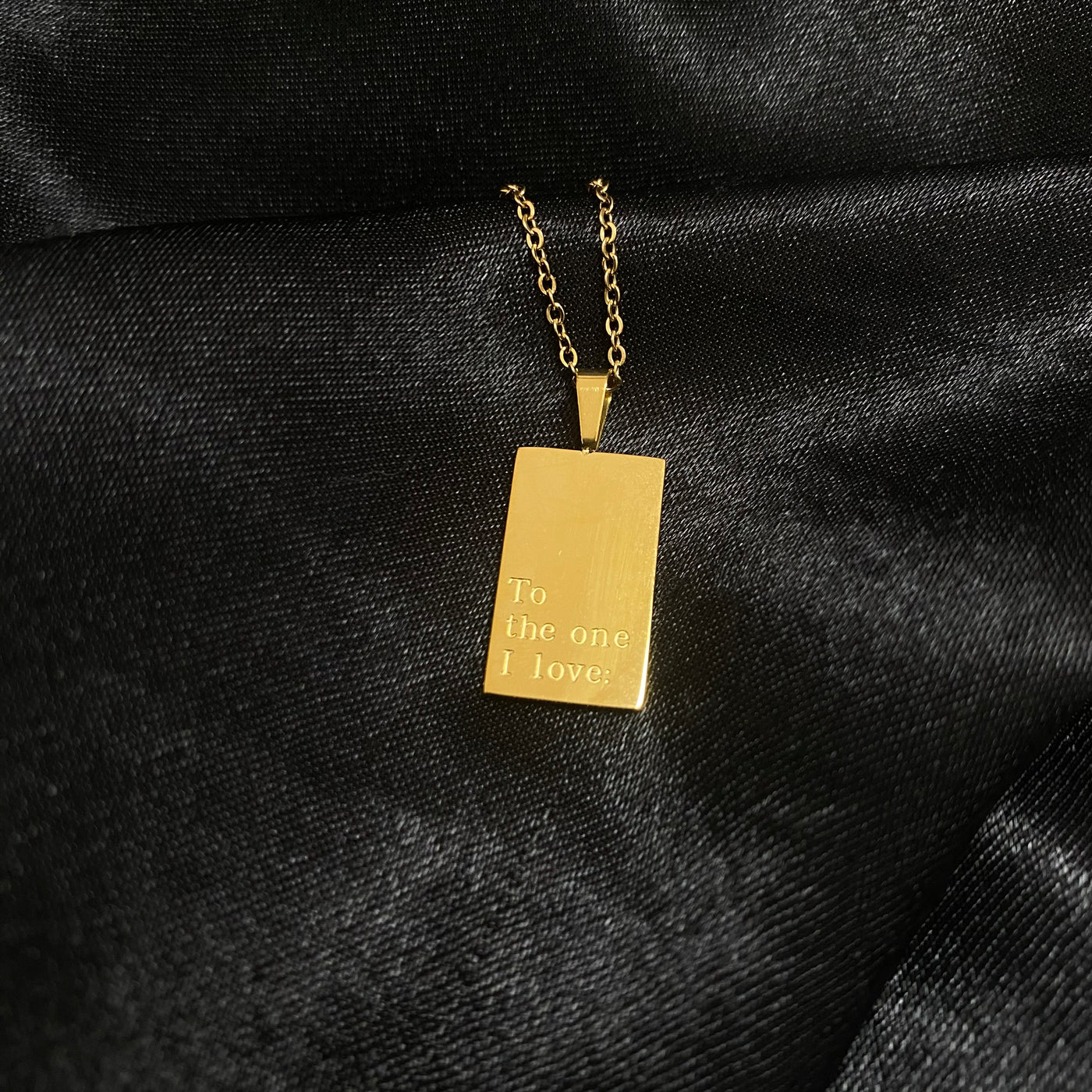 Collar Eva de rectángulo con frase “To the one I love” de acero inoxidable con baño de oro de 18 K.