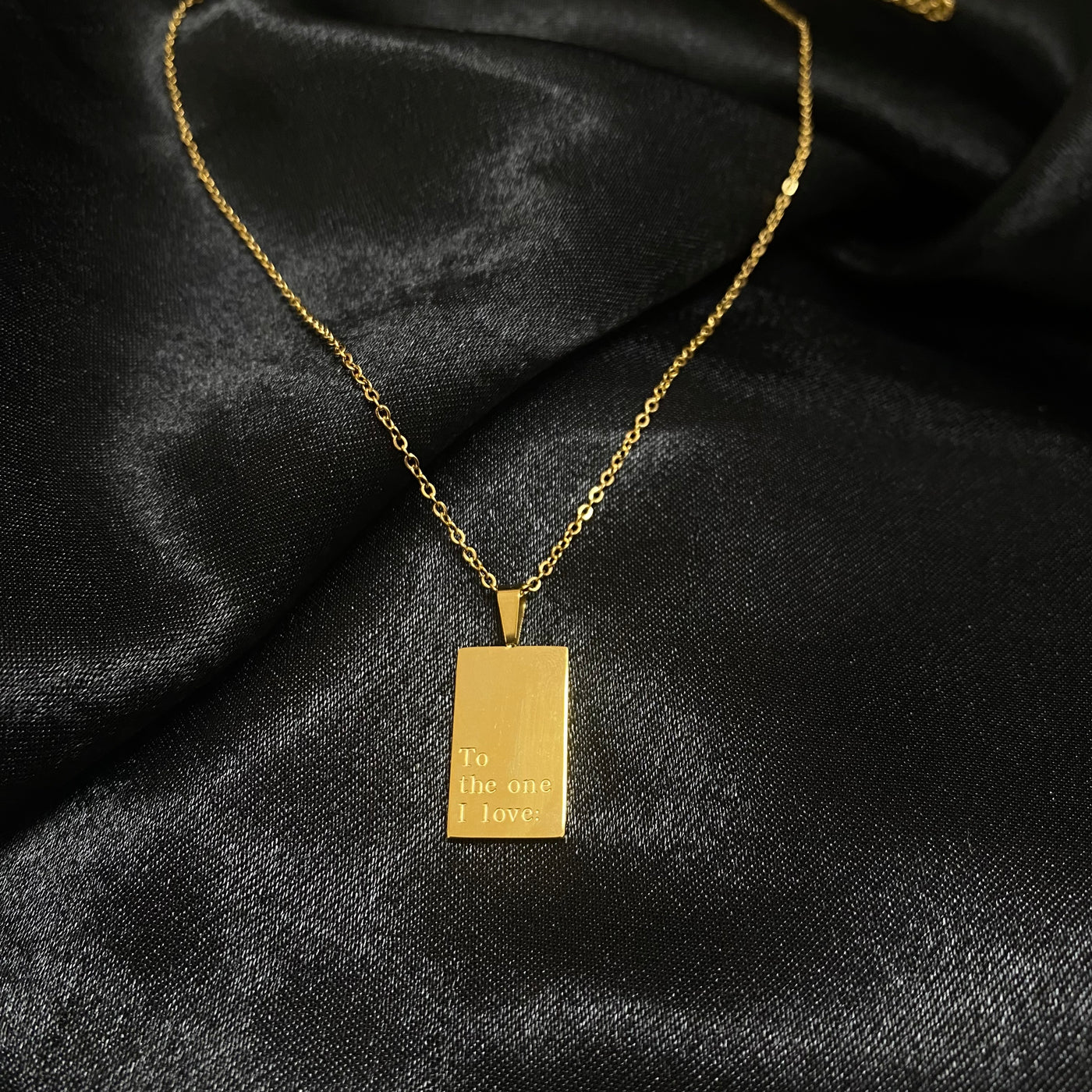 Collar Eva de rectángulo con frase “To the one I love” de acero inoxidable con baño de oro de 18 K.