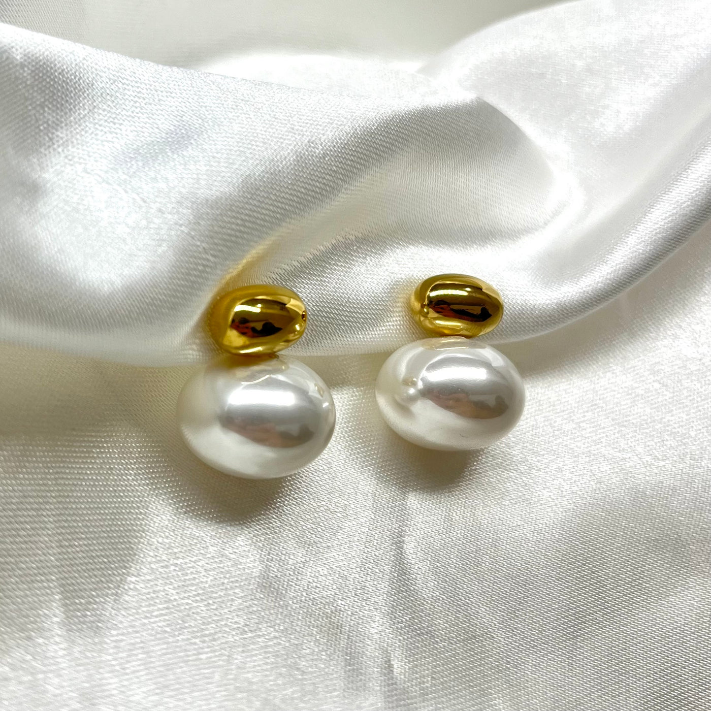 Aretes Alessa con perla de acero inoxidable y baño de oro de 18 K.