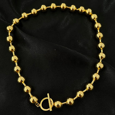 Collar Greta de bolitas Chunky con broche T en oro laminado.