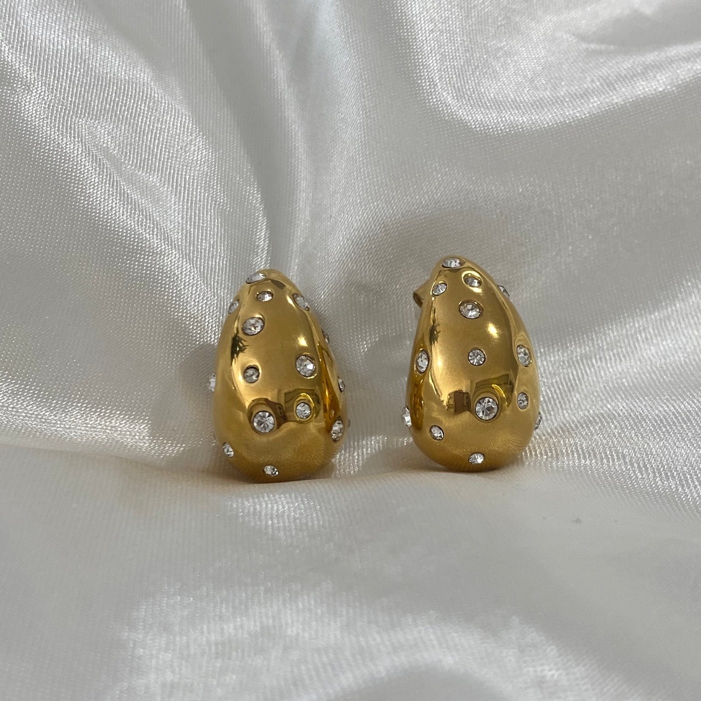 Aretes Tina con lunares de zirconia distribuidos de acero inoxidable con baño de oro de 18K
