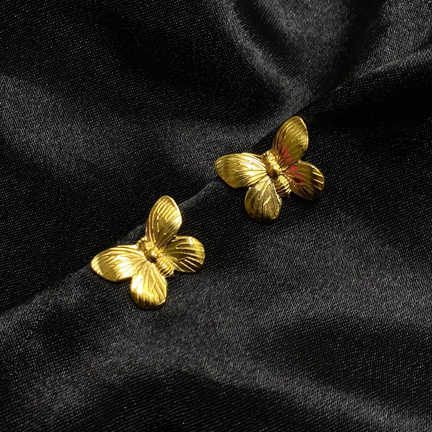 Aretes Cloe de mariposa en acero inoxidable con baño de oro de 18 K.