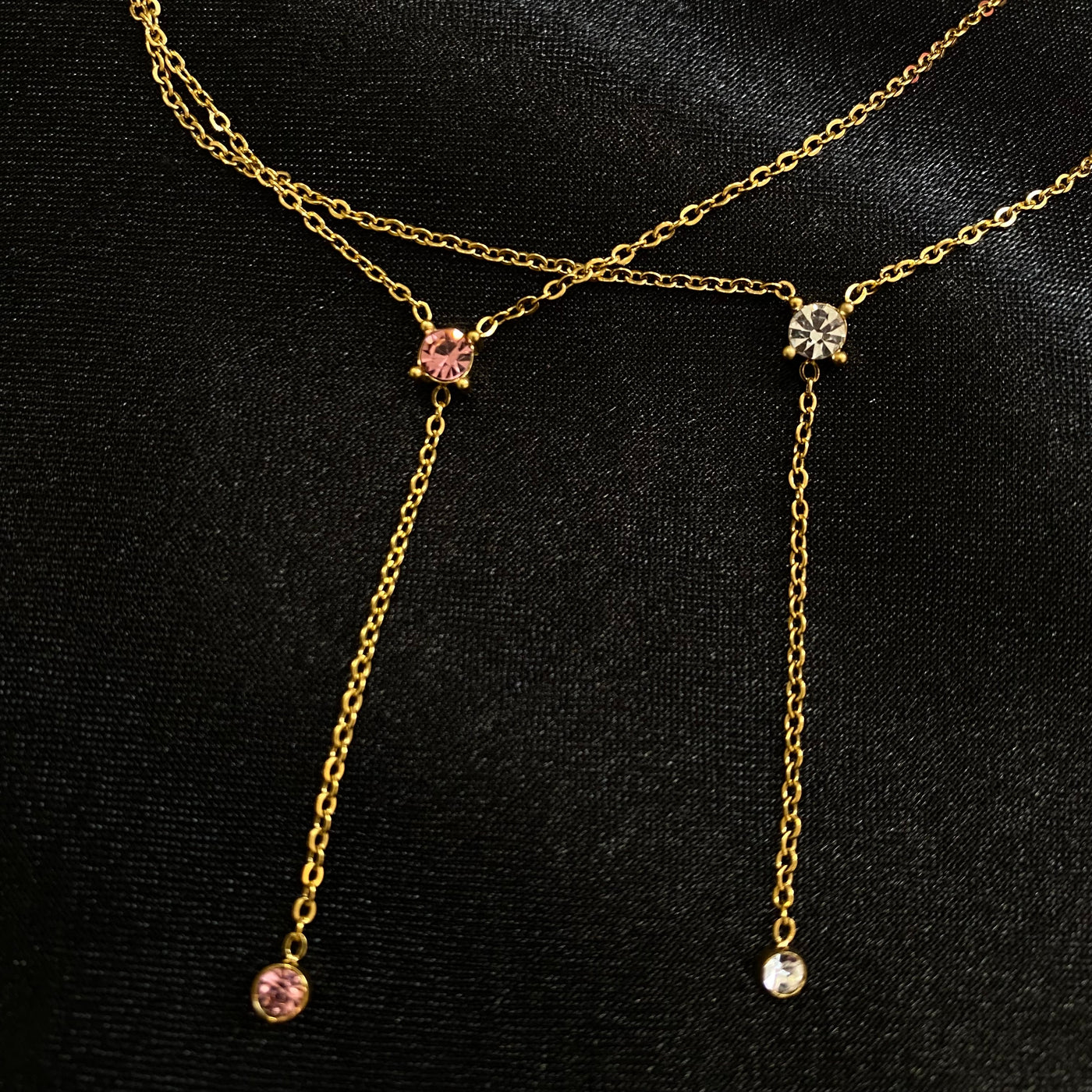 Collar Sophi estilo corbatin con zirconias blancas y rosas de acero inoxidable con baño de oro de 18 K.