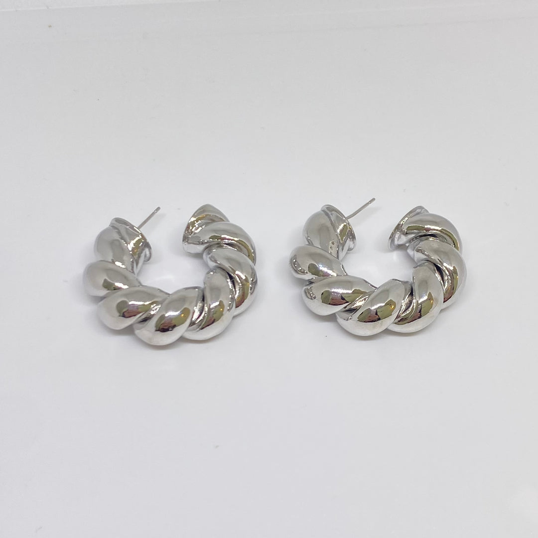 Arracadas Mirella chunky torzal abiertas con acabado de rodio plateado - AMATINA Joyería