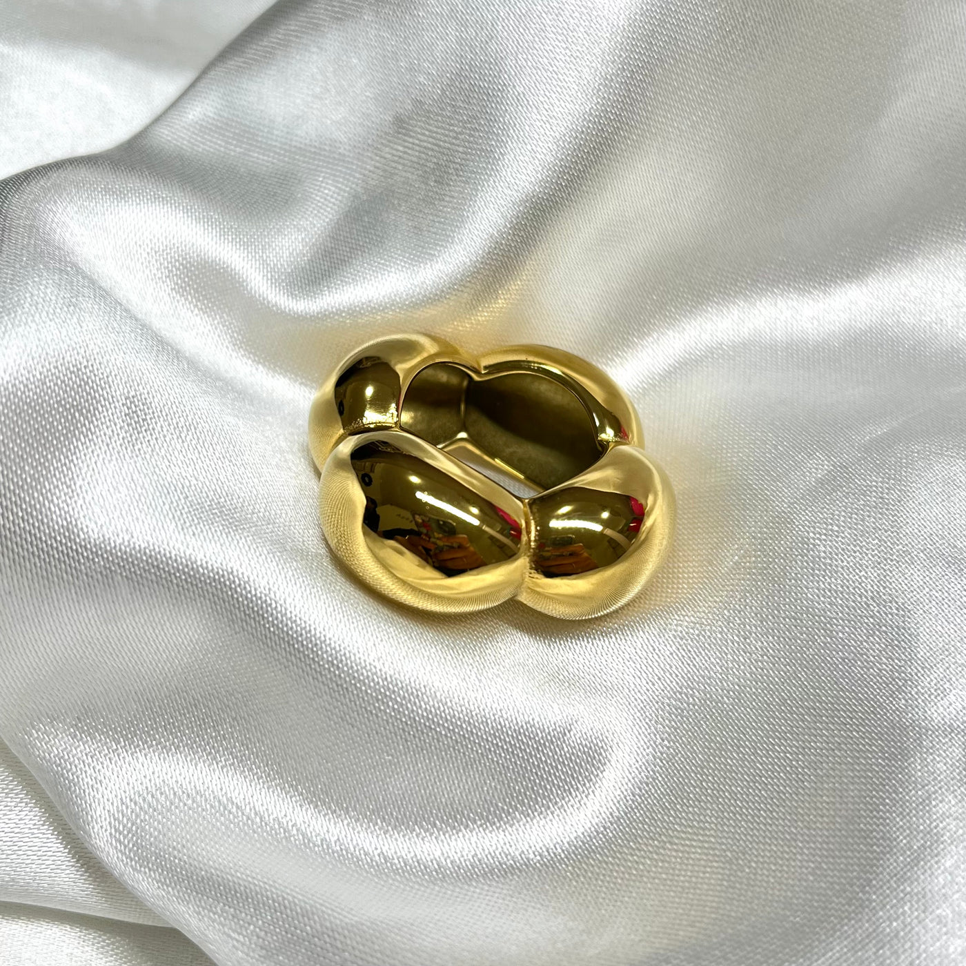 Anillo Florencia chunky en forma de flor de acero inoxidable con baño de oro de 18 k
