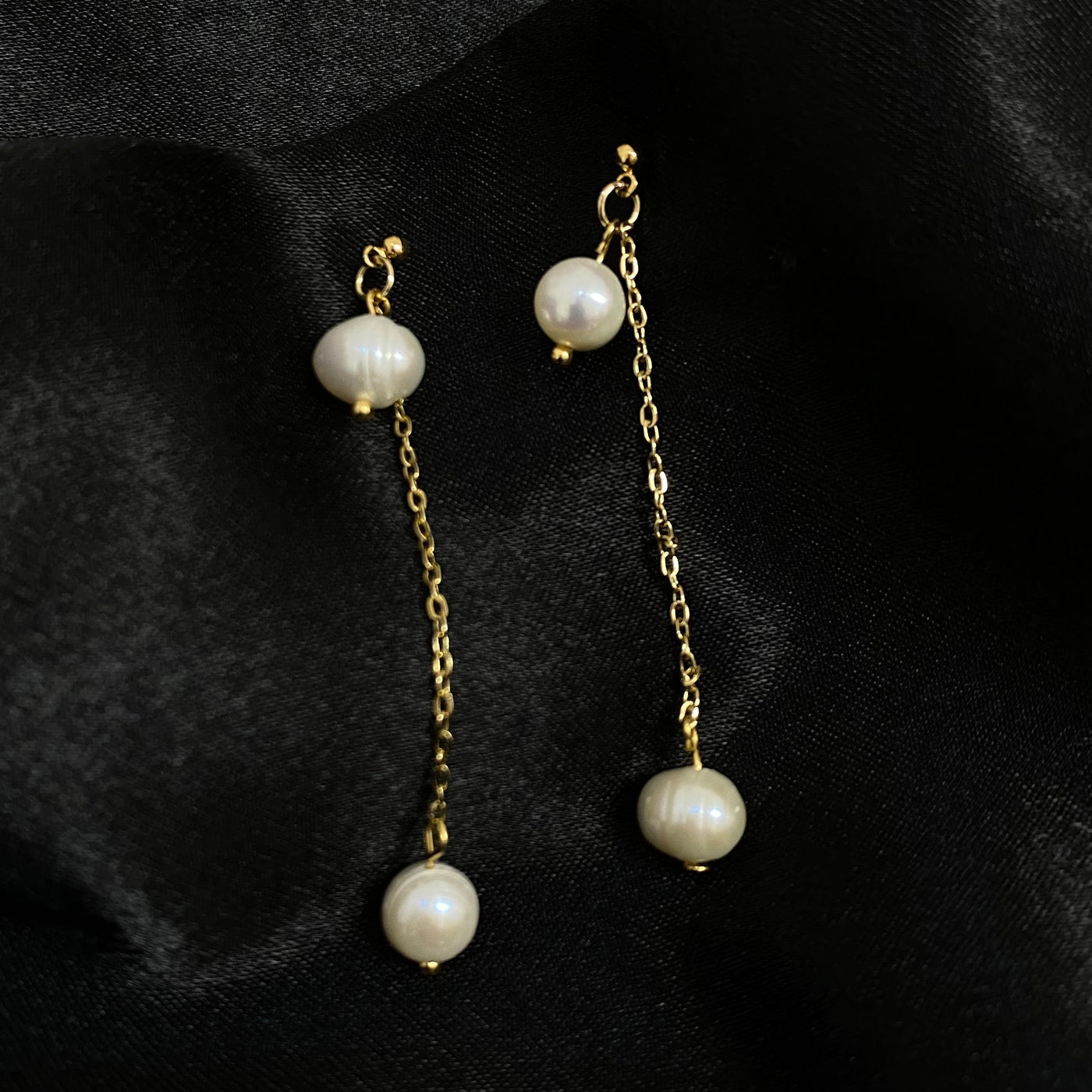 Aretes Tara con perlas de oro laminado 18 K.