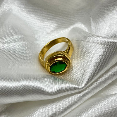Anillo Ow con zirconias ovalada verde de acero inoxidable con baño de oro de 18K.