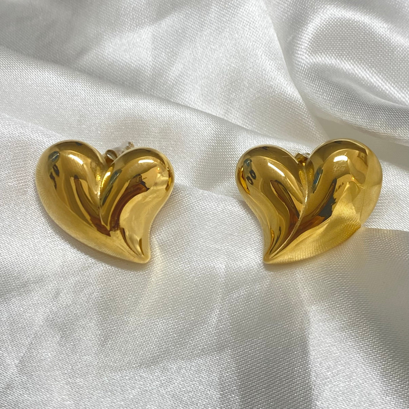 Aretes Lisia con forma de corazón de acero inoxidable con baño de oro 18K.