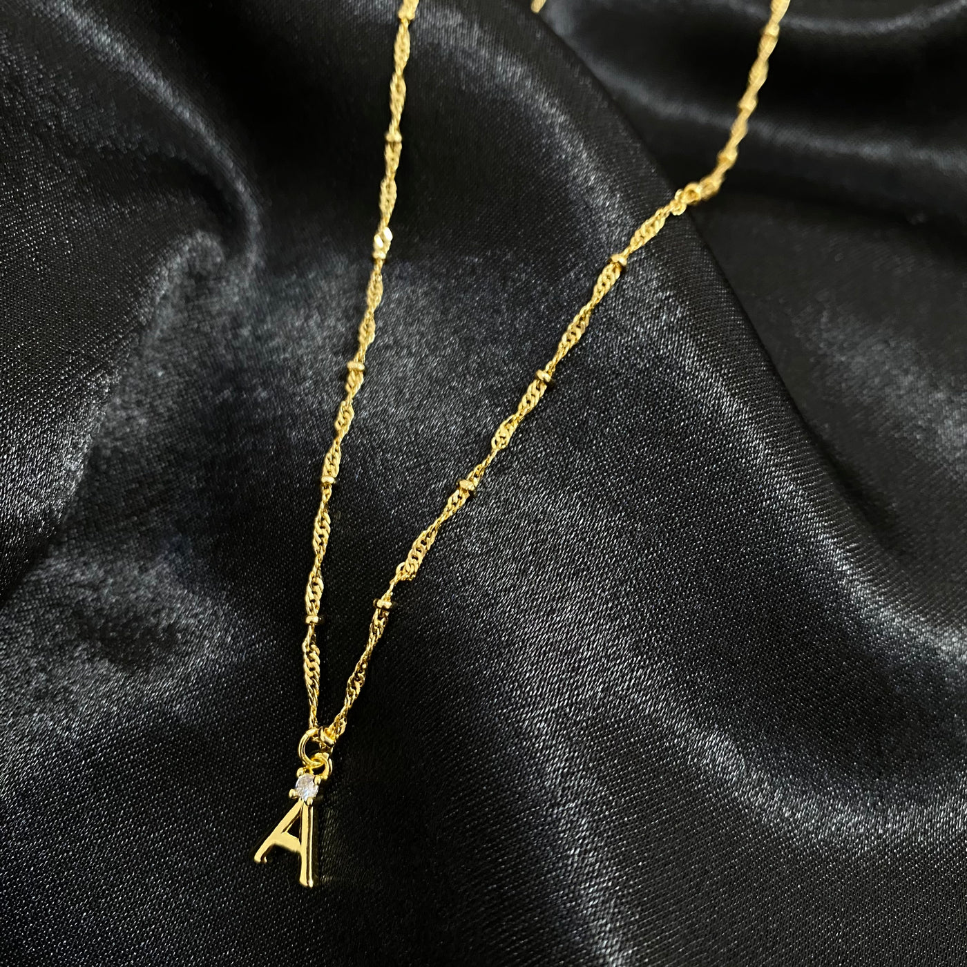 Collar Gabby con inicial de oro laminado.