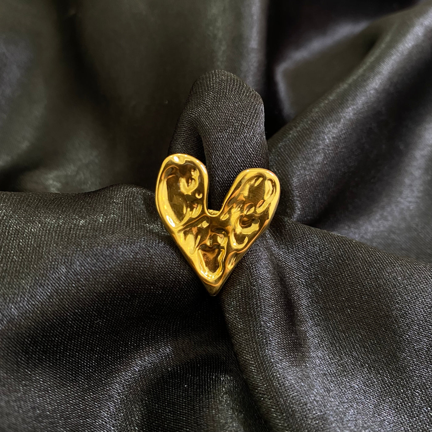 Anillo Cora con forma de corazón ajustable de acero inoxidable con baño de oro de 18K.