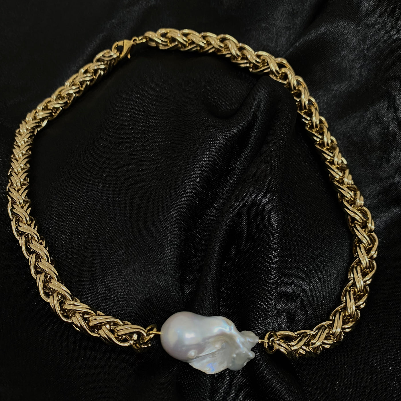 Collar Stephanie Vol . 3 tipo choker con eslabones gruesos y perla barroca de chapa de oro de 18 K.