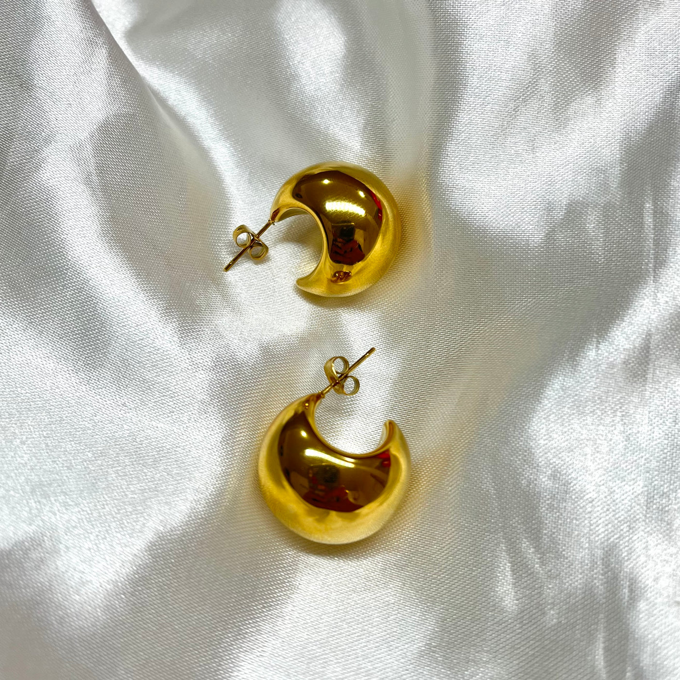 Arracadas Pilar chunky con forma de mini gota de acero inoxidable con baño de oro 18 k