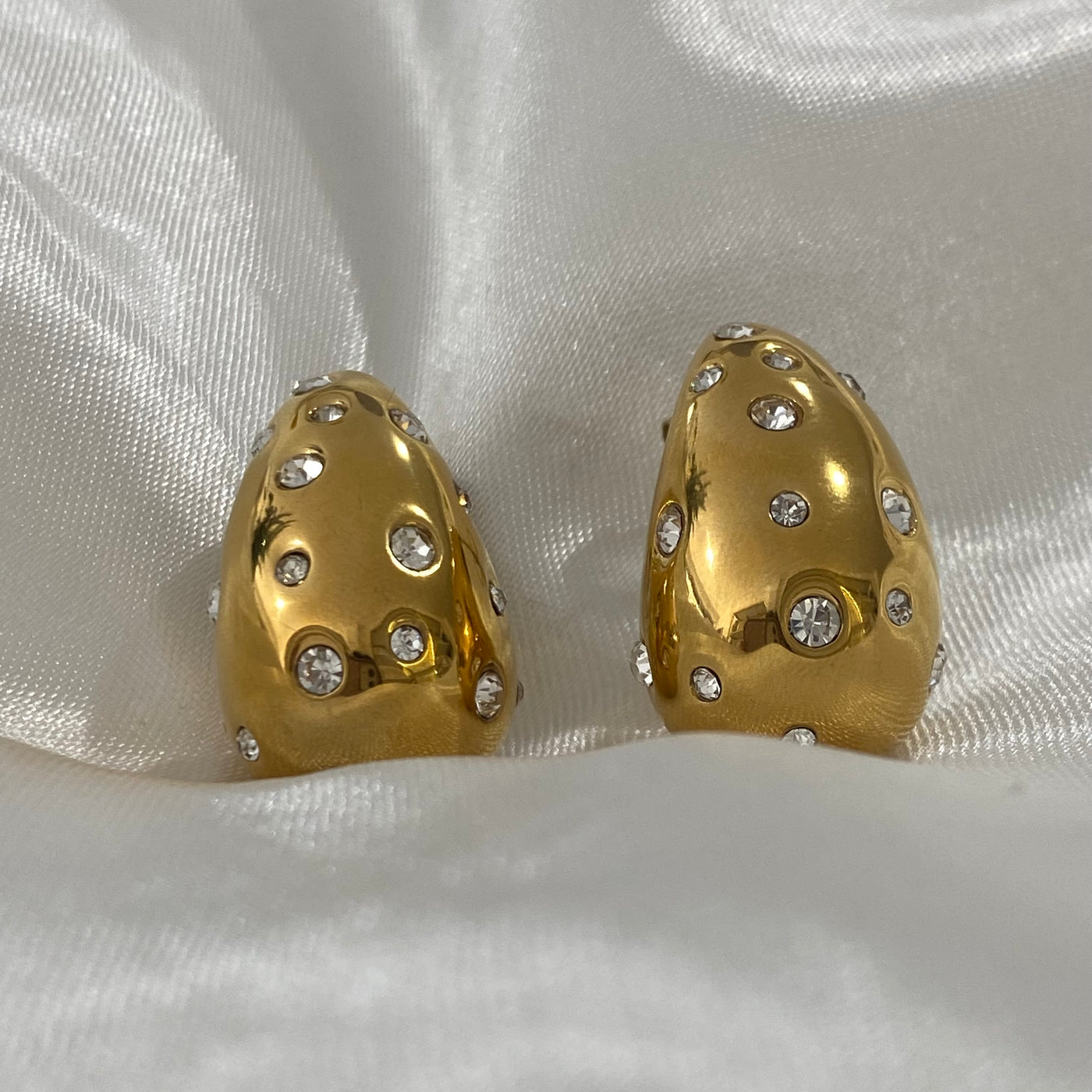 Aretes Tina con lunares de zirconia distribuidos de acero inoxidable con baño de oro de 18K