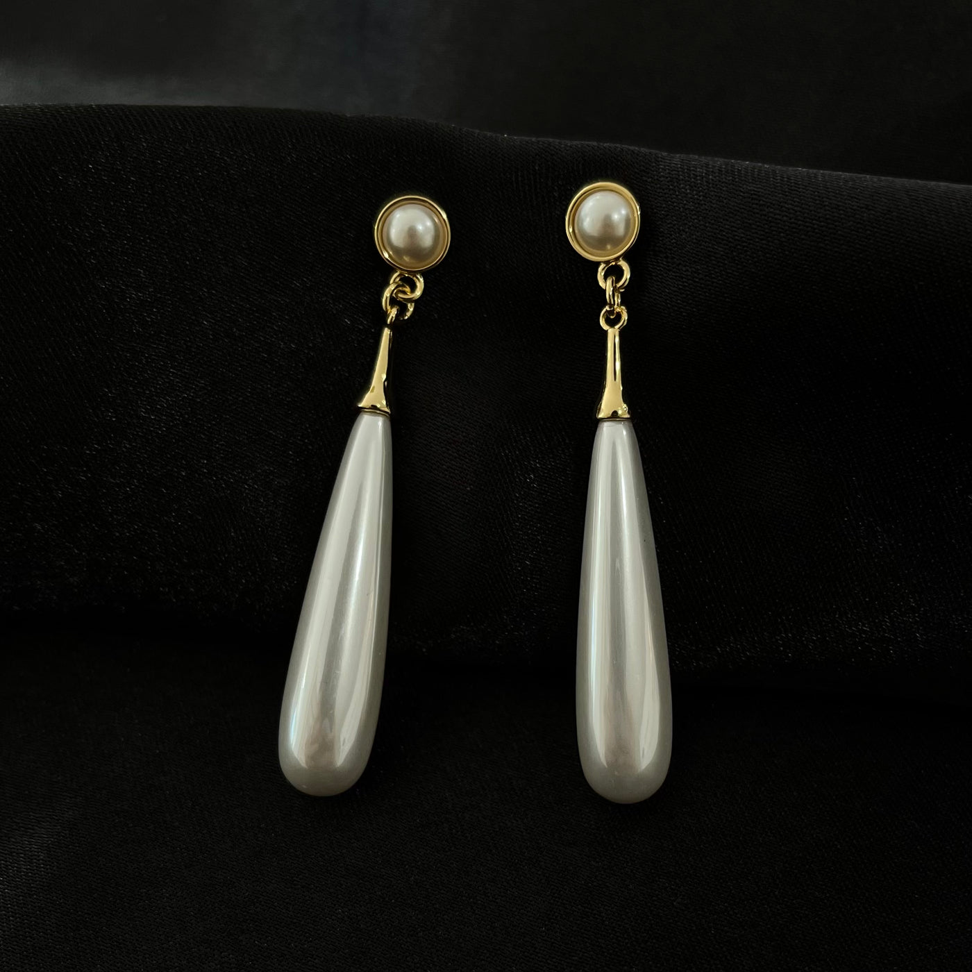 Aretes Matilde de perla alargada colgante con perla pequeña en oro laminado de 18 K