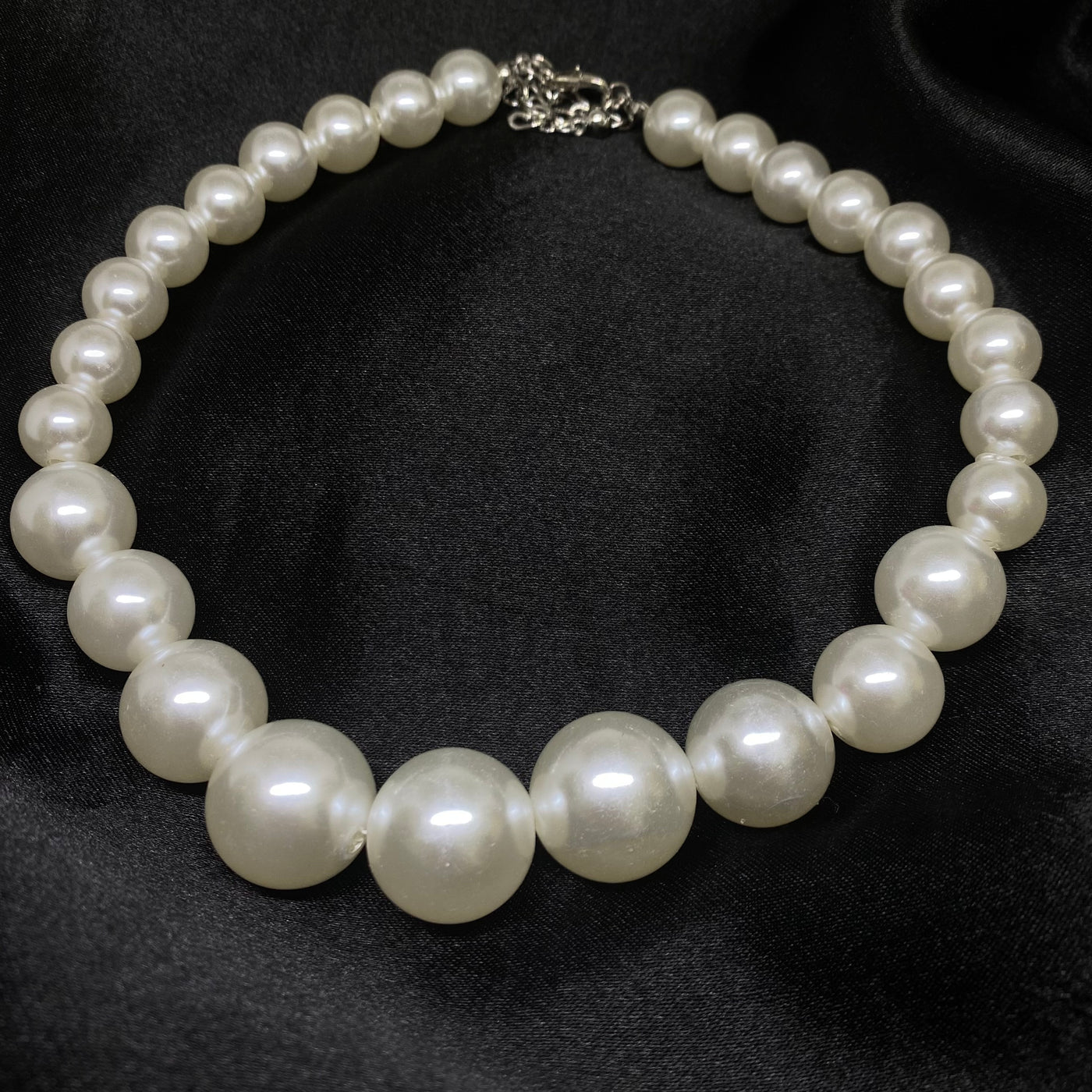 Collar Gretchen de perlas sintéticas de diferentes tamaños en acero inoxidable.