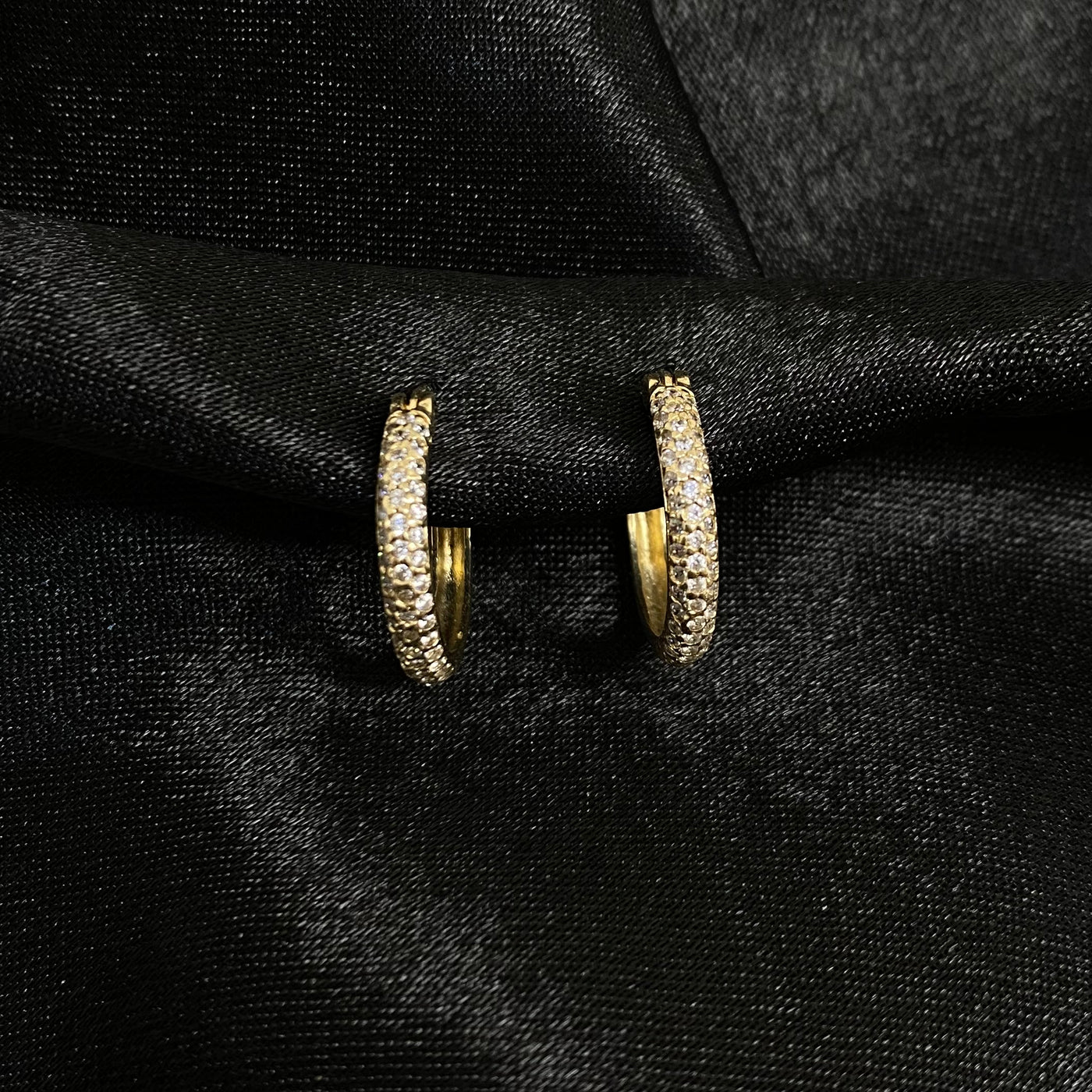 Arracadas Melisse de oro de 10 K con zirconias.