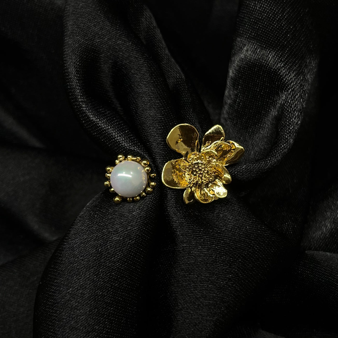 Anillo Paris con flor y una perla  ajustable de acero inoxidable con baño de oro de 18 K