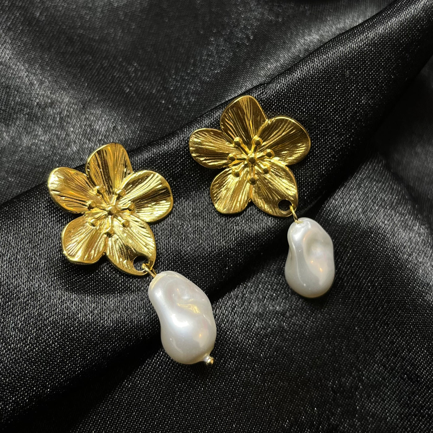 Aretes Lolita con forma de flor y una perla de acero inoxidable con baño de oro de 18 K.