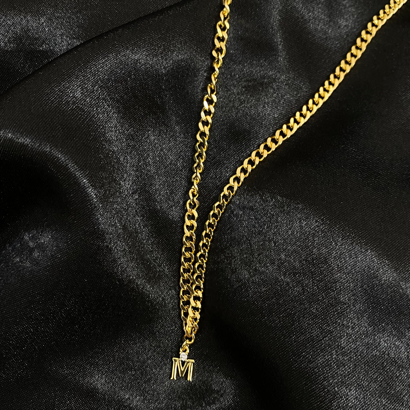Cadena Hera de oro laminado con dije de inicial con zirconia