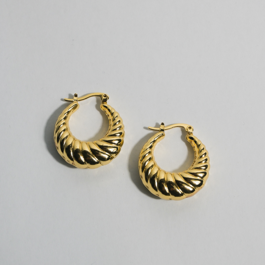 Arracadas Ingrid acanaladas tipo croissant de chapa de oro 18K - AMATINA Joyería