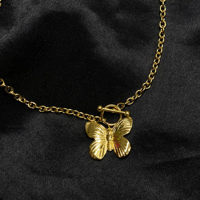 Collar Cloe con dije de mariposa con cadena de eslabones circulares y broche T de acero inoxidable con baño de oro de 18 K