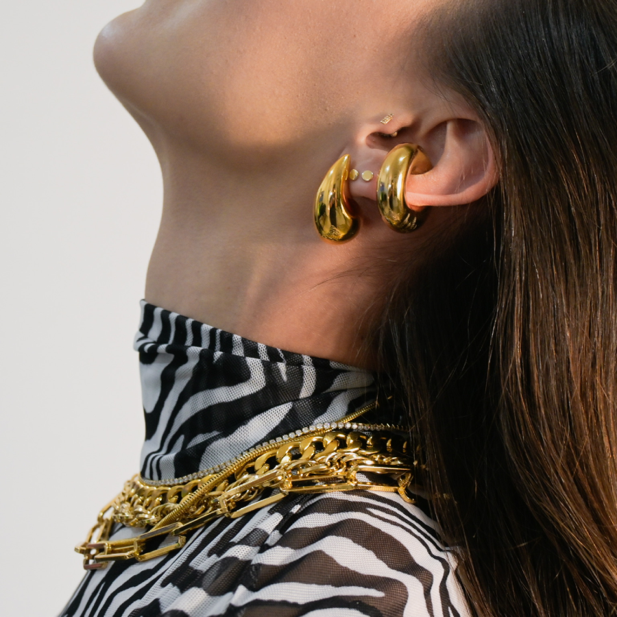 Ear cuff Carolina chunky de acero inoxidable usado en la oreja - AMATINA Joyería