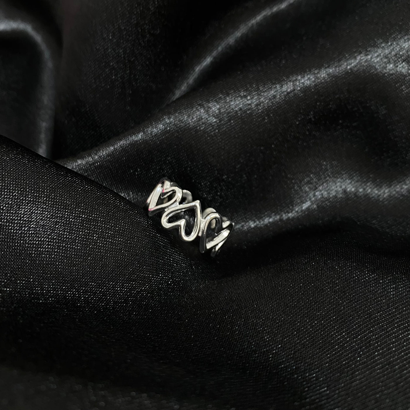 Anillo Amelia de acero inoxidable con diseño de corazones