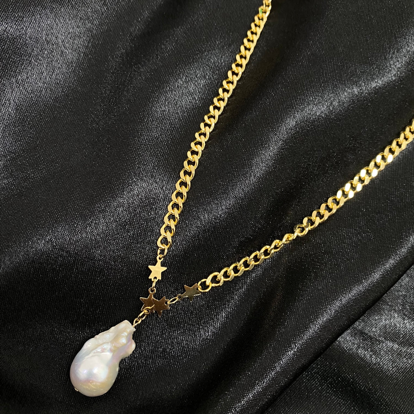 Collar Belén de oro laminado de 18K con estrellas y perla