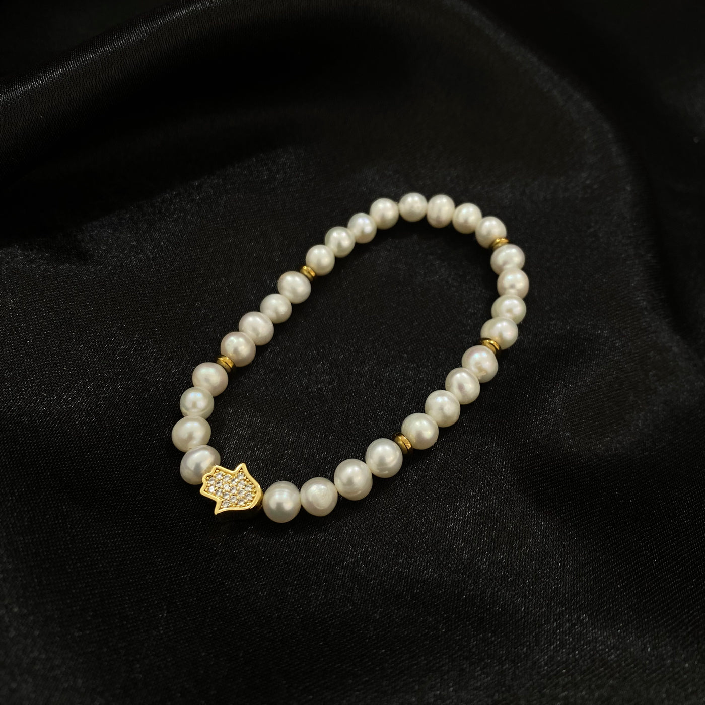 Pulsera Charlie ajustable de perlas con detalle de mano