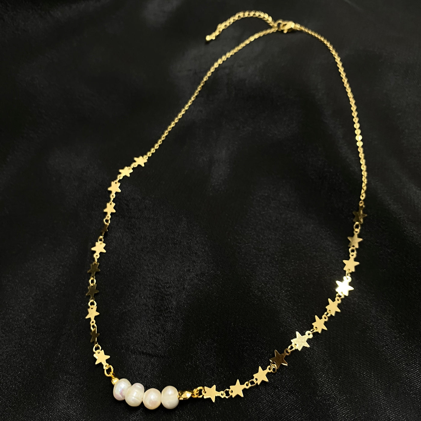 Collar Lizbeth de oro laminado de 18K con perlas de río