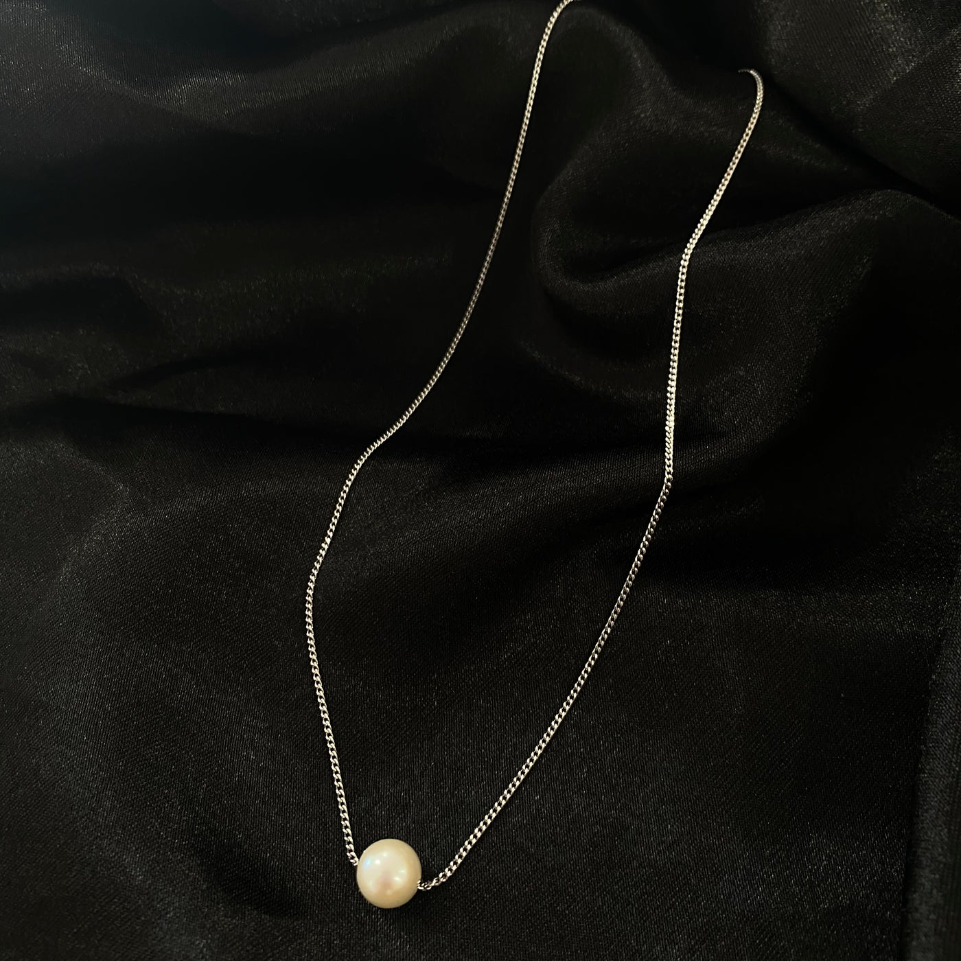 Collar Selene de plata con baño de rodio y perla