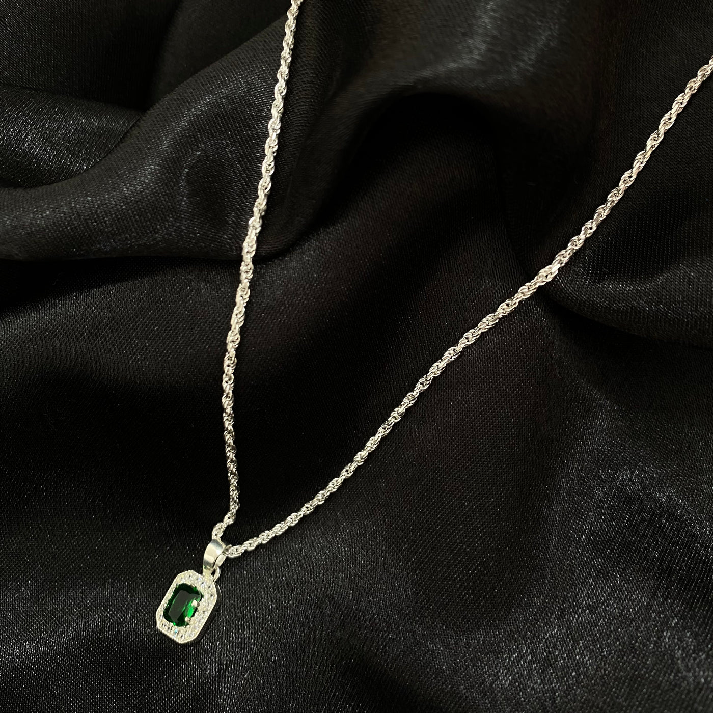 Collar Hestia de plata .925 con dije de zirconia