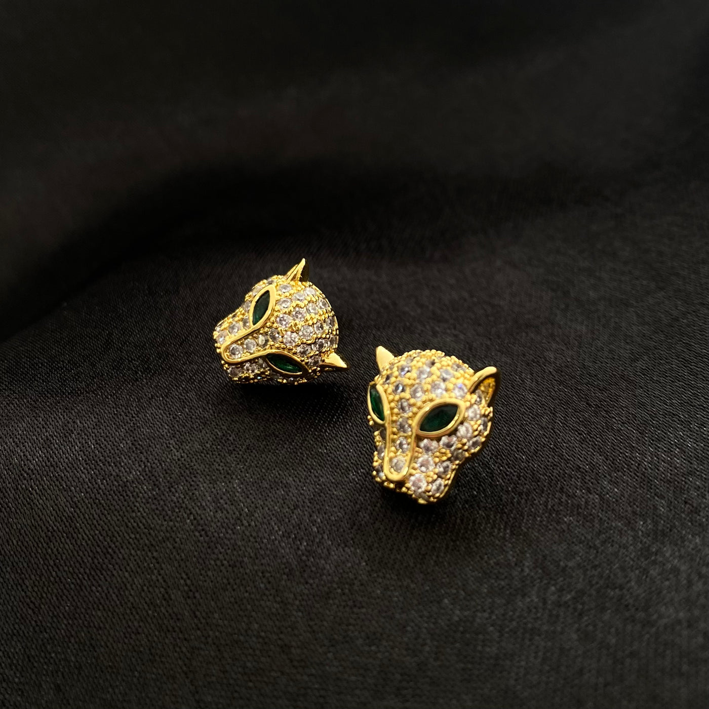 Aretes de jaguar con zirconias de oro laminado de 18K