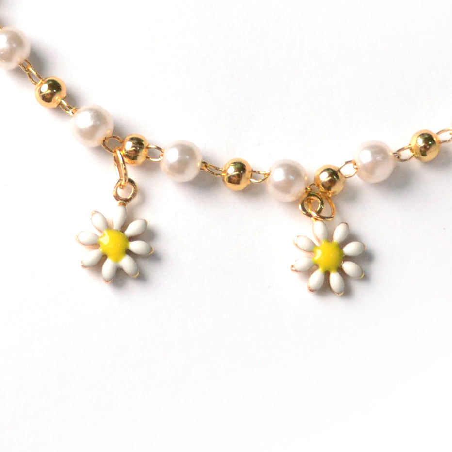 Tobillera Aime con perlas y flores en oro laminado