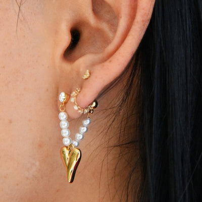 Aretes de tira colgante con perlas y corazon liso