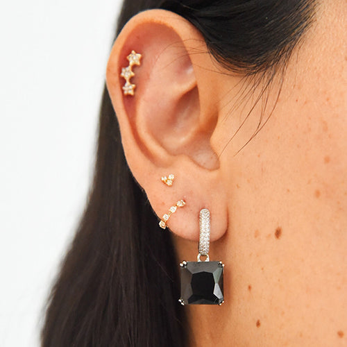 Aretes huggies Bety con ónix negro, plata con baño de rodio - AMATINA Joyería
