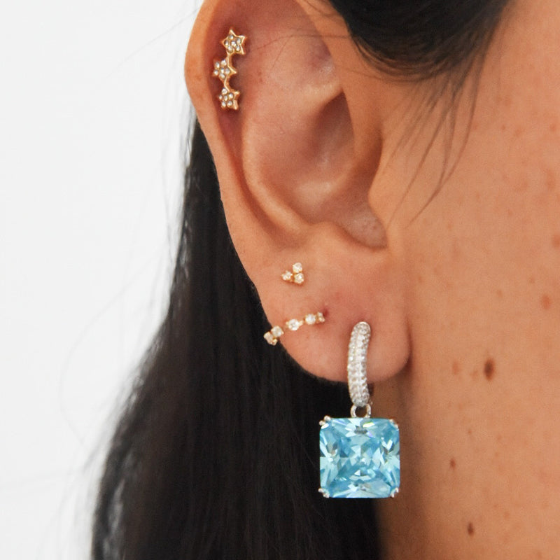 Aretes huggies Bety con aguamarina azul y zirconias, plata con baño de rodio - AMATINA Joyería