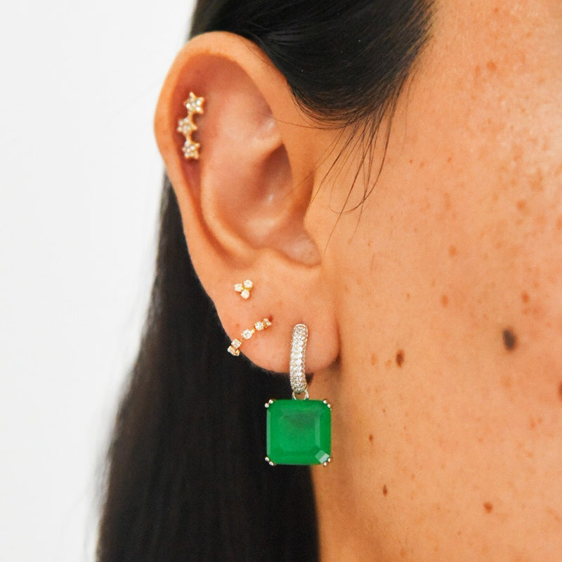 Aretes huggies Bety con esmeralda verde y zirconias, plata con baño de rodio - AMATINA Joyería