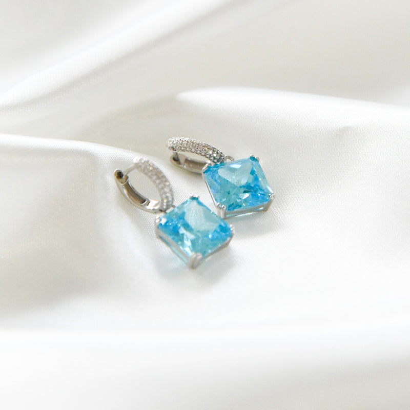 Aretes huggies Bety con aguamarina azul y zirconias, plata con baño de rodio - AMATINA Joyería
