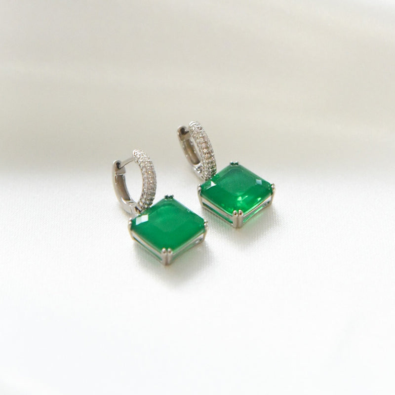 Aretes huggies Bety con esmeralda verde y zirconias, plata con baño de rodio - AMATINA Joyería