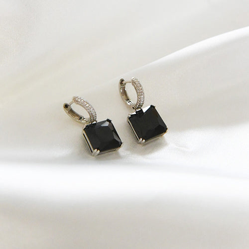 Aretes huggies Bety con ónix negro, plata con baño de rodio - AMATINA Joyería