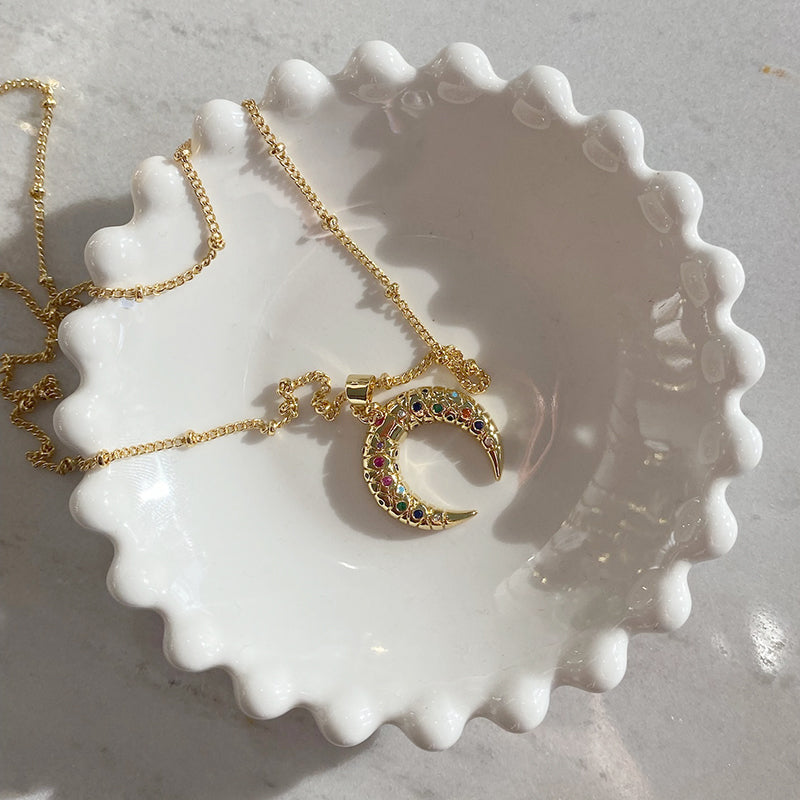 Collar Moonlight con dije de luna y zirconias colores de oro laminado de 18K