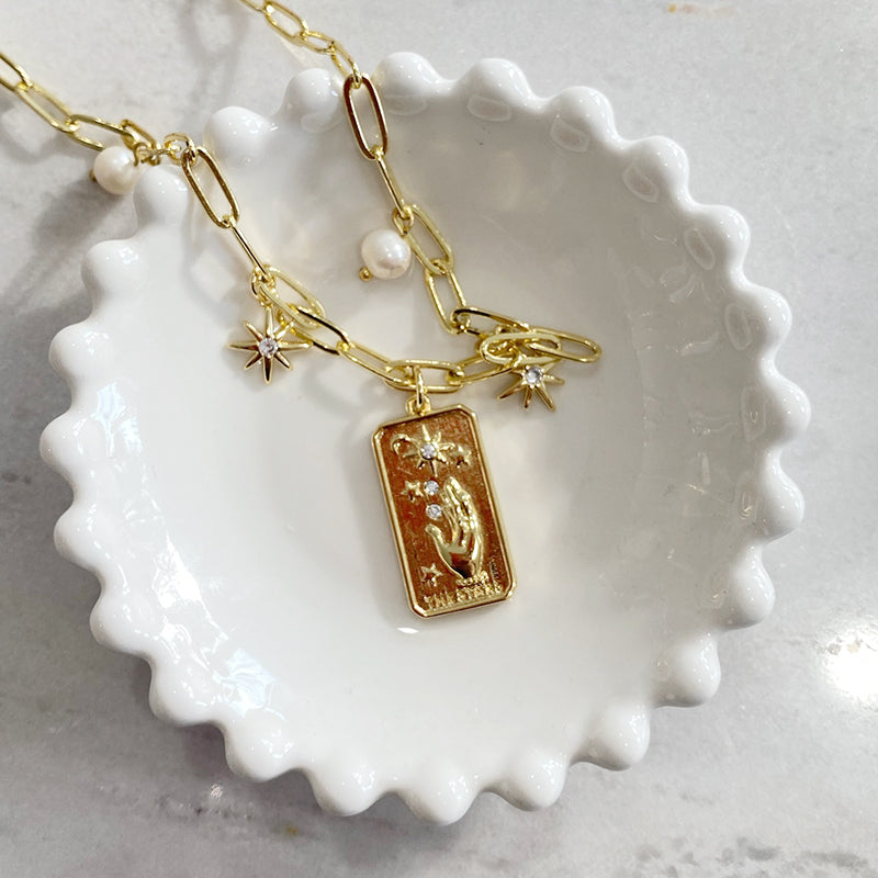 Collar Molly con dije de mano y estrellas de oro laminado de 18K