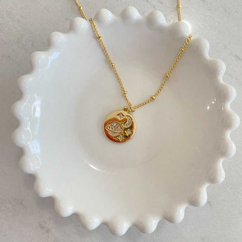 Collar Estelar con dije de planeta, luna y estrella con zirconias de oro laminado de 18K